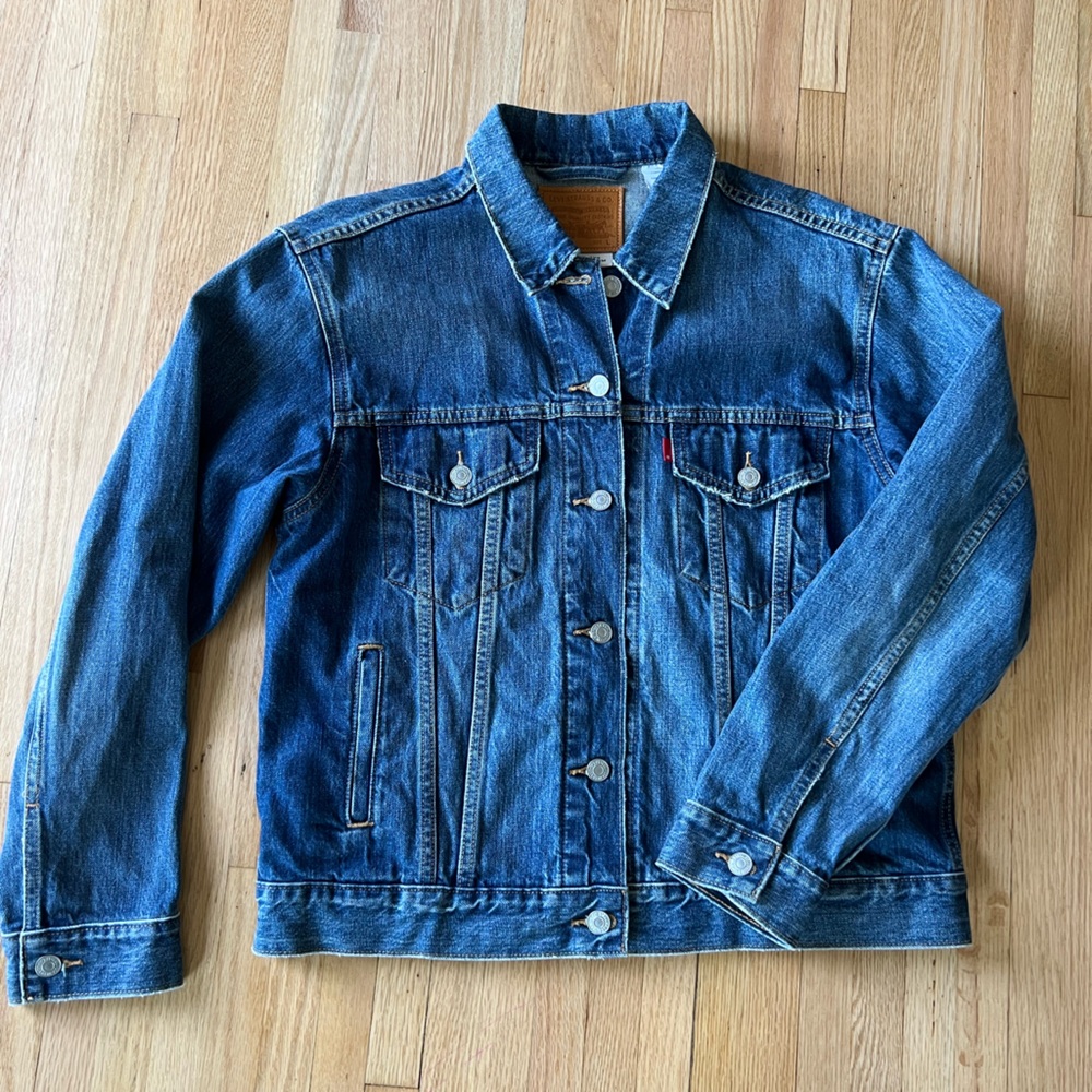 Never worn! Levi’s Jean jacket size large
